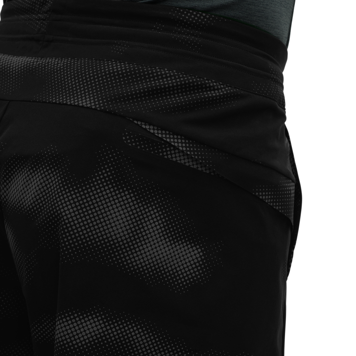 On Running muži hybridné šortky lumos 6J0V902 čierna