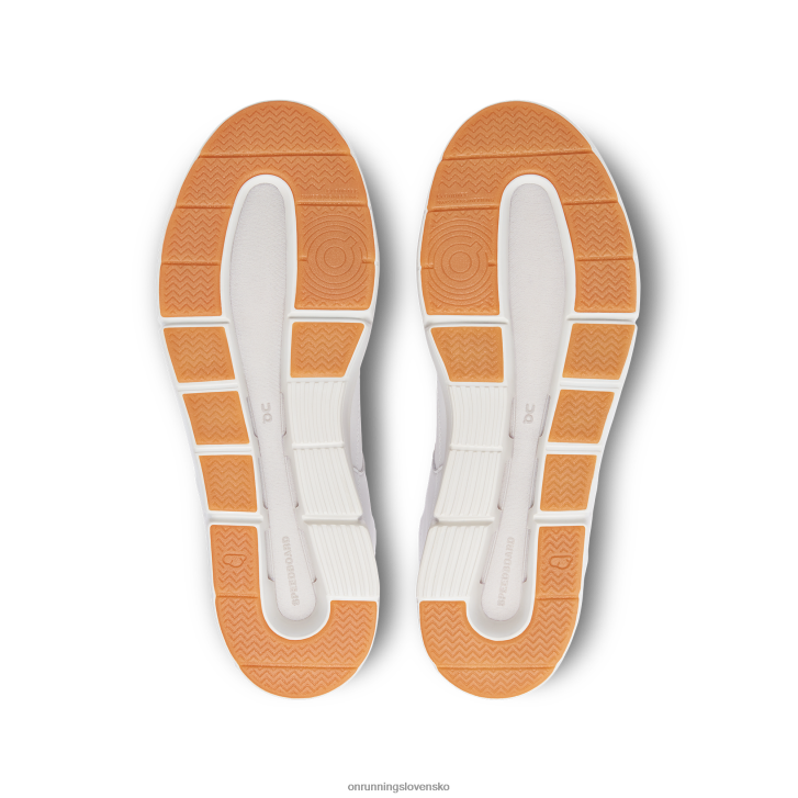 On Running muži klubovňa Rogera uprostred 6J0V669 biely piesok