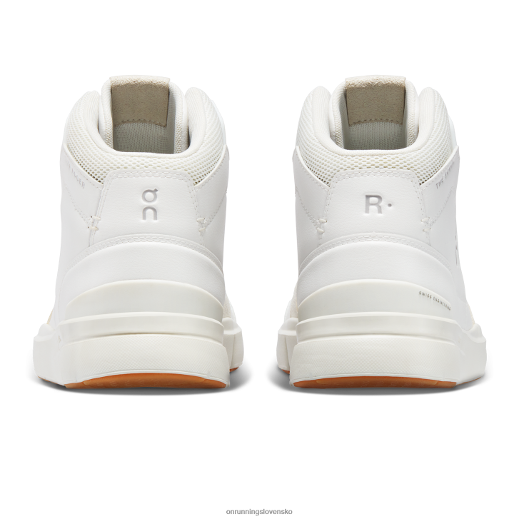 On Running muži klubovňa Rogera uprostred 6J0V669 biely piesok